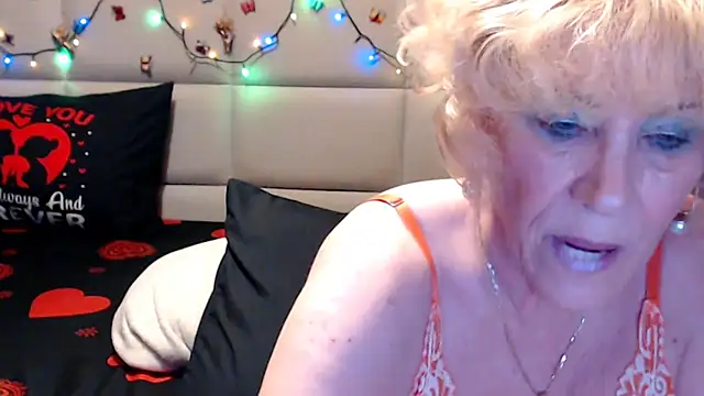 HappyWomanOn webcam