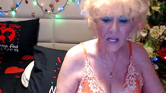 HappyWomanOn webcam