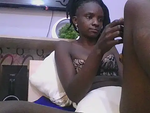 ebonypetite2
