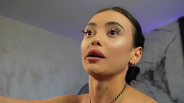 Watch RachelRavee live on EroticFlix - High definition streams