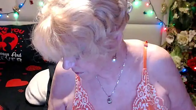 HappyWomanOn webcam