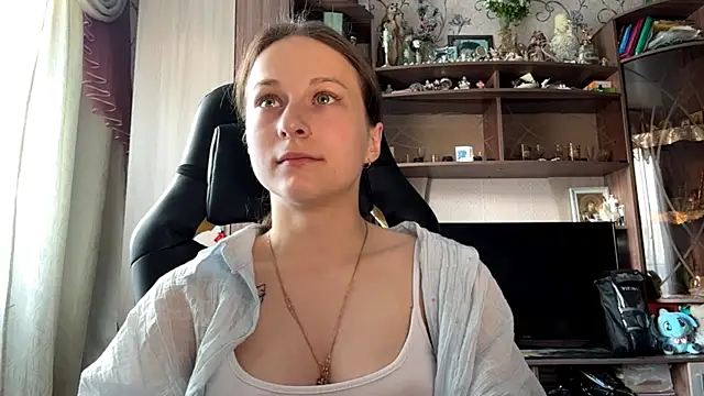 tailiedguest (F teen) - squueze my boobs