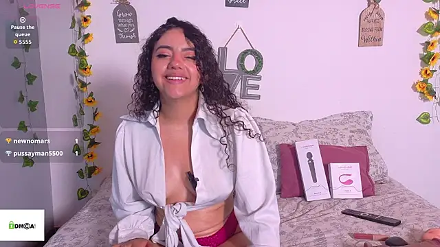 Watch emiily_curly live on EroticFlix - High definition streams