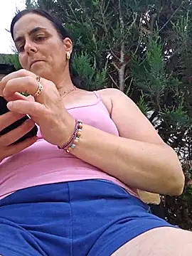 isabellecraft (F milf) - Lets play nacked ouside