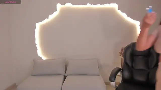 Watch ArianaDumont live on EroticFlix - High definition streams