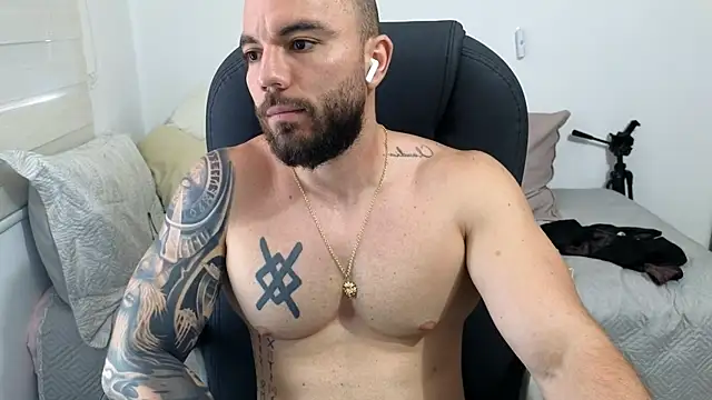 Isaac_Carter live cam on StripChat