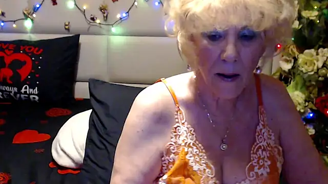 HappyWomanOn webcam
