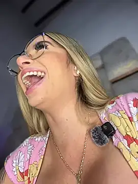 Lola_Blondie webcam