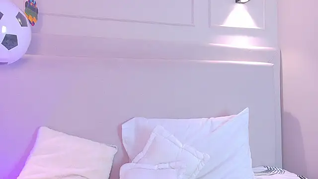 NaomiKlarc webcam