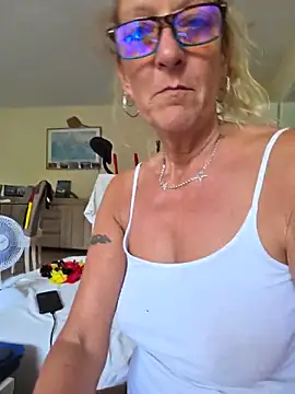 HotWifeLyn68 webcam