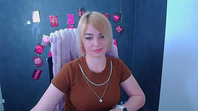 CuttieEmma webcam