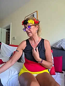 hotwifelyn68 (F mature) - Wetshirt