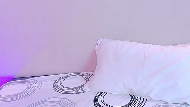 NaomiKlarc webcam