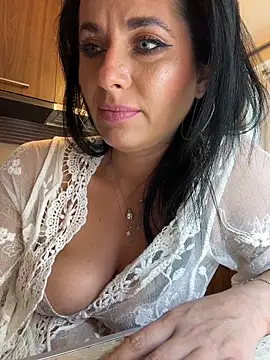 Hotmomcheckk_ webcam