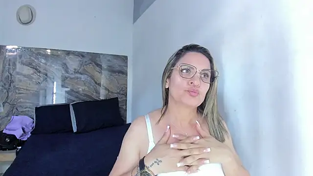 Agatha_Pleasure webcam