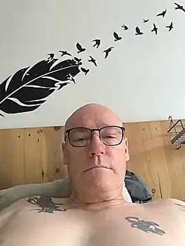bogland33 live cam on StripChat