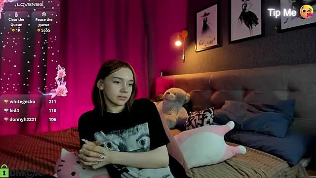 lesi_moonie01 (F young) - doggy pose without panties