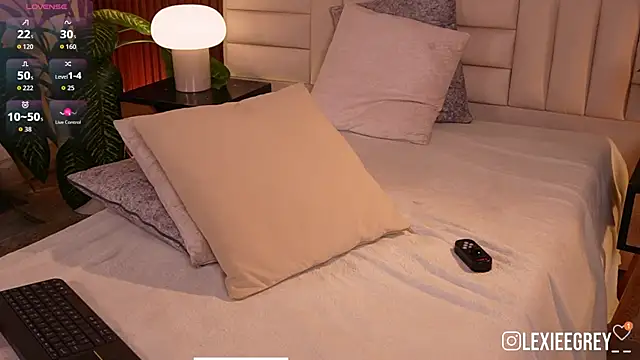 lexiee_grey_ (F young) - fuck my dildo and show ur feets