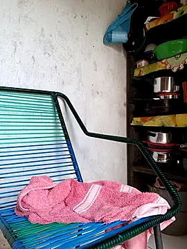 bela14 (F young) - Peladinha fodendo com dildo