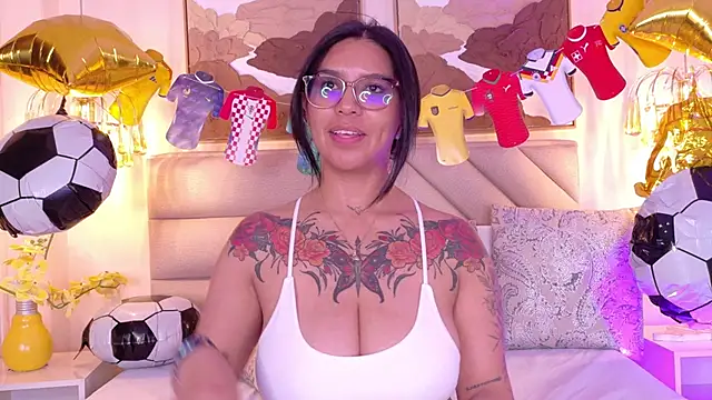 Sharlot18 live cam on StripChat