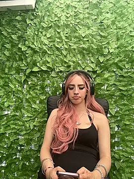 elodie_rouge live cam on StripChat