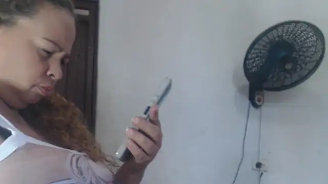 BustyAmanda live cam on StripChat
