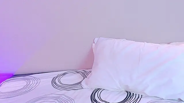 NaomiKlarc webcam