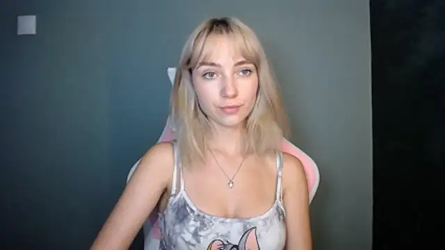 LuciaYoung live cam on StripChat