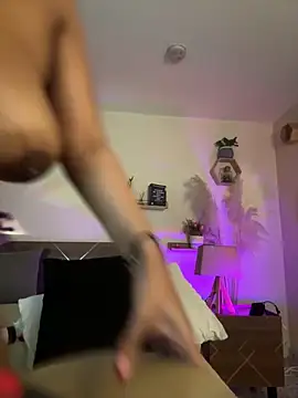 YariRose webcam