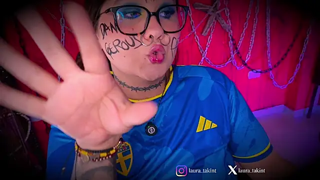 Laura_takint webcam