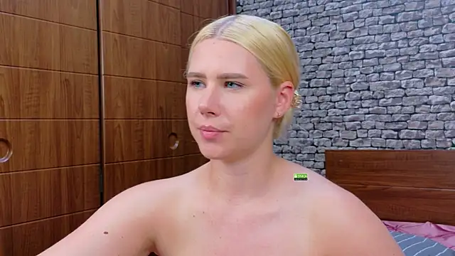 CuteBlondeMe webcam