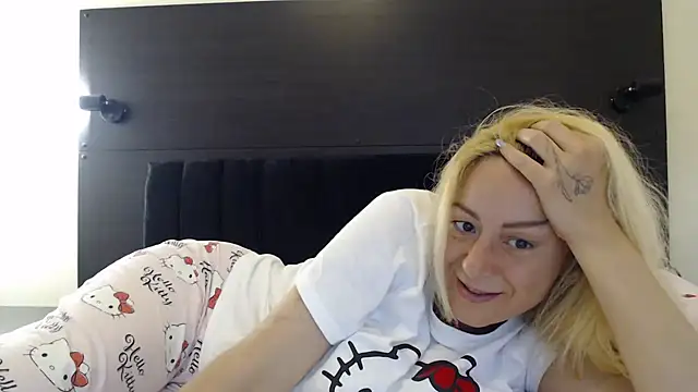 _karolynesyera_ live cam on StripChat