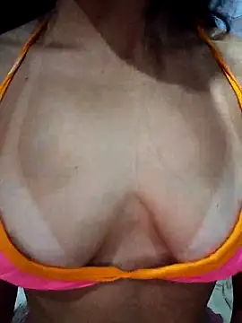 jessy905 (F milf) - Se masturbando com dildo usando plug 👌
