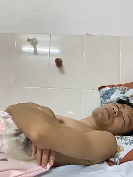 mr_iphone11 (M young) - 用力过度，屌肿了，只能爆菊奶头了😭