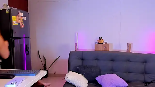 Amypond__ live cam on StripChat