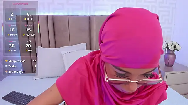 naishaa_ live cam on StripChat