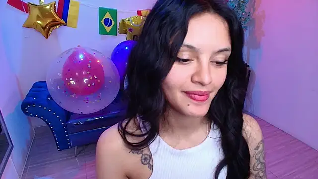 Maddie_T18 live cam on StripChat