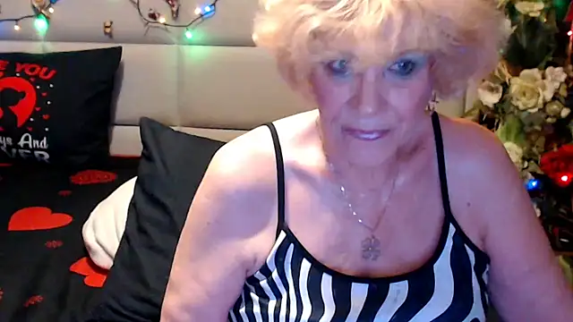 HappyWomanOn webcam