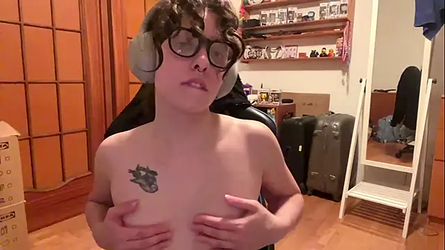 PillowPeachX webcam