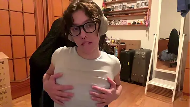 PillowPeachX webcam