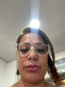 Pretty__Milf webcam