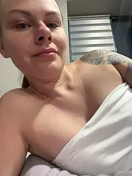 MonoGirl webcam