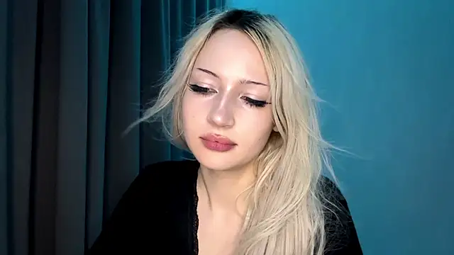 ToraLoi live cam on StripChat