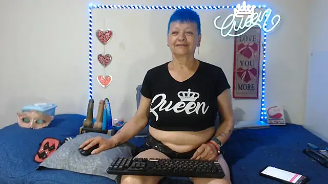 loquitaqueen011 live cam on StripChat