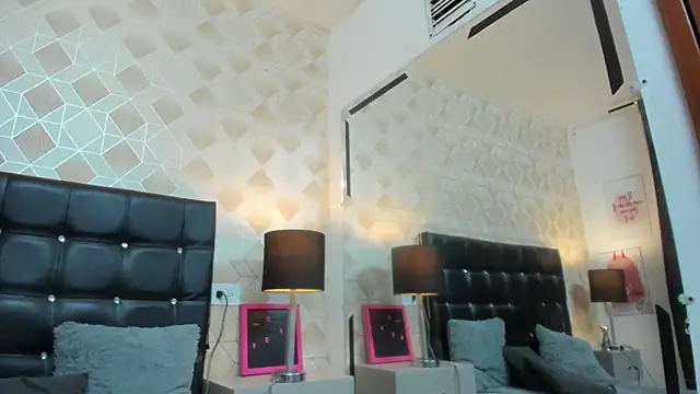 Zara_Cris webcam
