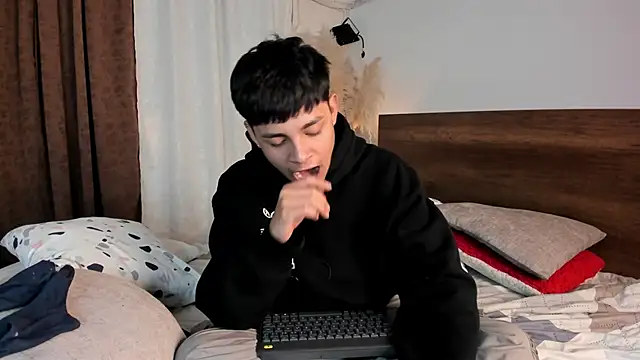 andy_belier23 (M twink) - lovense in my ass