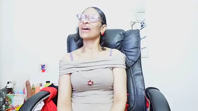 Aries_Mature webcam