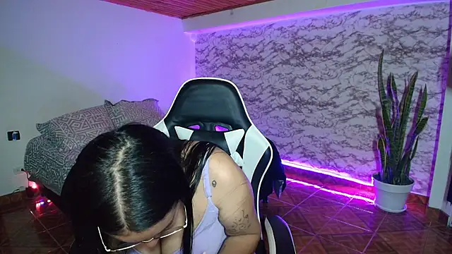 Camila_IRoose webcam