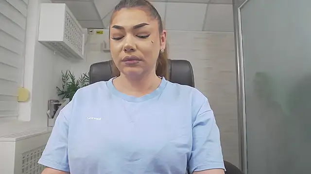ella_sweety (F young) - play pussy with dildo