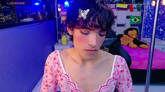 AlecciaNova live cam on StripChat